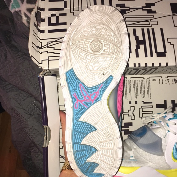 Kyrie 6’s - Picture 4 of 4